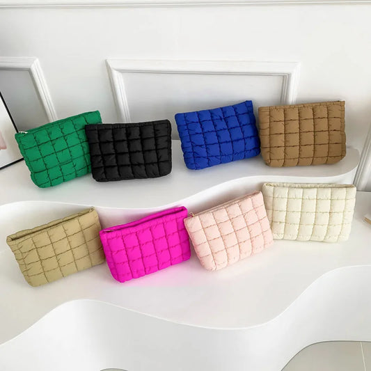 Bolso de mano con diseño acolchado de color liso