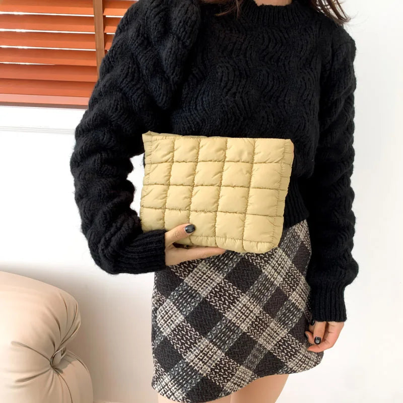 Bolso de mano con diseño acolchado de color liso